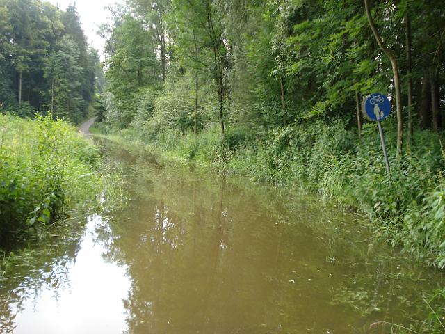 11 Der viele Regen versperrt uns die Durchfahrt.JPG